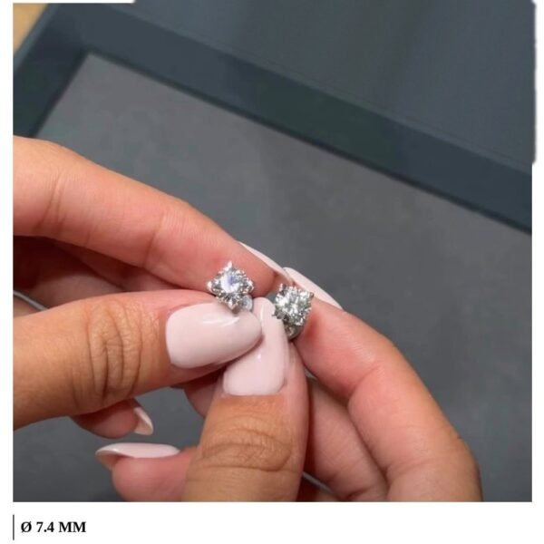 Round solitaire studs · large